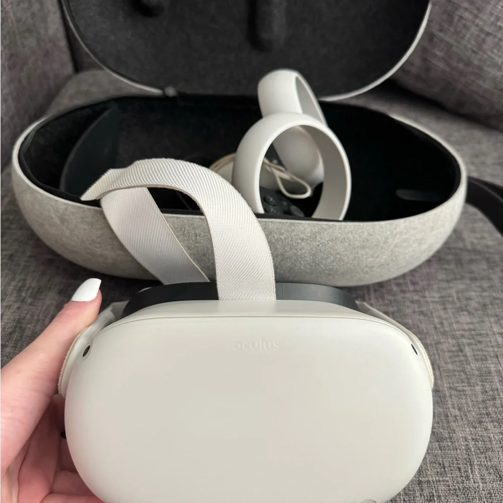 Oculus White VR Headset with Controllers